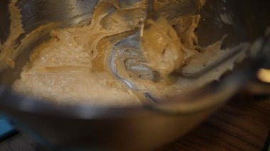 Derin kasede tatlı olarak krema kaşıkla kepçelenir. Şekerlemeciyi kapat.