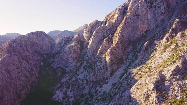 Kayalık dağ yamaçlarında gün batımı ve gölgeler. Hava görüntüsü