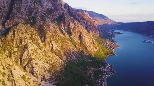 Gün batımında Rocky Ridge 'de. Yamaçlarda güneş ışığı ve gölgeler. Hava görüntüsü