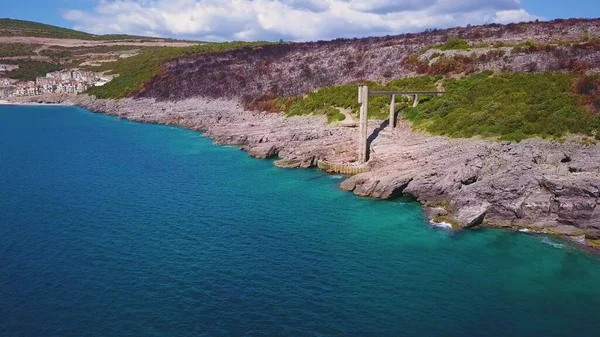 Hidrolik yapısı ve orman üstüne turkuvaz Adriyatik Denizi boyunca çıkan yangınlar