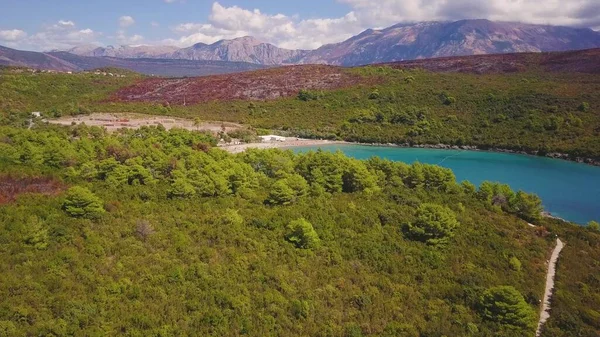 Adreyatik Denizi, Karadağ 'ın turkuaz körfezi kıyısındaki Grate kumlu plajı