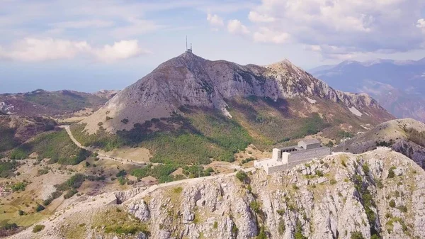 Karadağ 'ın Lovchen Dağı' nın tepesindeki anıt mezar. Güneşli bir günde tepenin üstünde uçmak