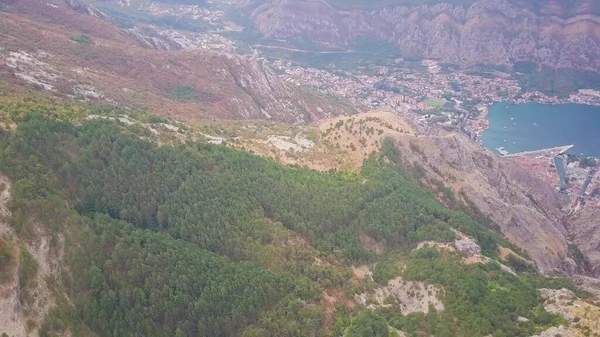 Karadağ 'ın dağları arasındaki Kotor Körfezi kıyı kasabasının üzerinde uçuyor