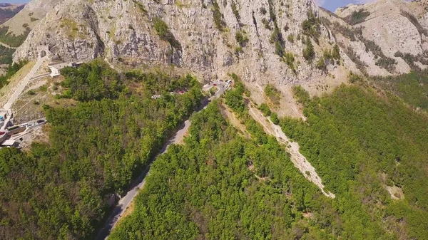 Karadağ 'ın Lovchen Dağı' nın tepesindeki anıt mezar. Güneşli bir günde tepenin üstünde uçmak
