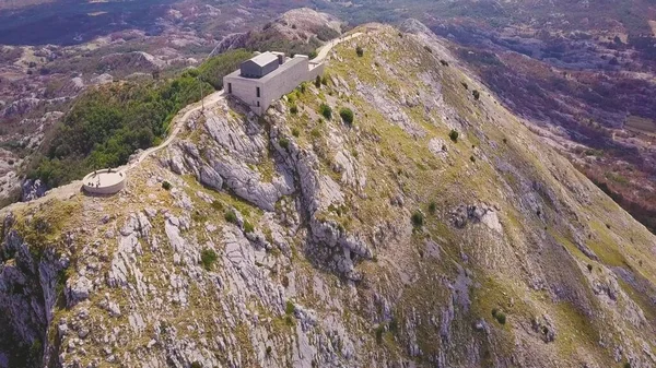 Karadağ 'ın Lovchen dağının zirvesinde bir anıt mezar. Güneşli bir günde tepenin üstünde uçmak