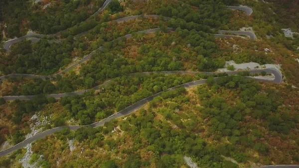 Kotor 'un sisli körfezine doğru kıyı kasabalarıyla birlikte uçuyor.