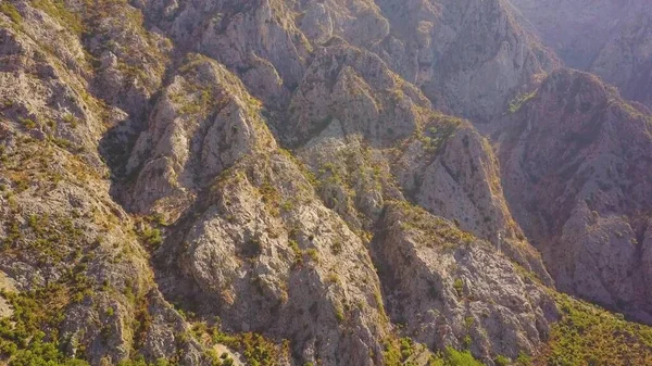 Gün ışığında resimli kayalara doğru uçuyor. Karadağ Havalimanı