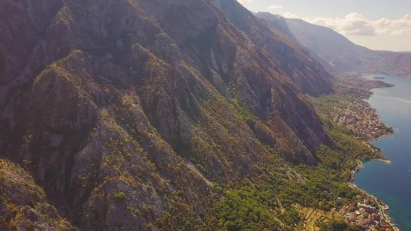 Karadağ 'ın Kotor Körfezi kıyısındaki kayalık dağlar ve sahil köylerinin hava manzarası