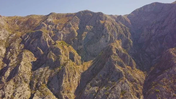 Karadağ 'ın dik kayalık dağlarının havadan görüntüsü