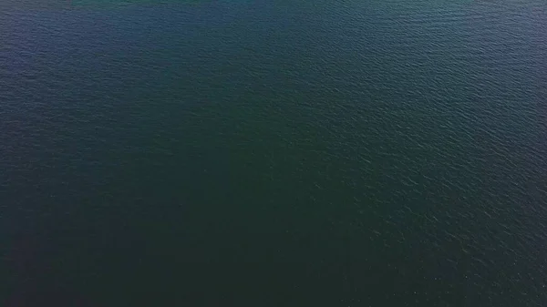 Kotor Körfezi 'ndeki Gospa Adaları ve St. Gorge. Yelkenli gemi ve motorbotlar etrafta yüzüyor.