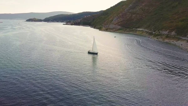 Kotor Körfezi 'nde Verige Boğazı' nda küçük bir yat var. Hava görünümü