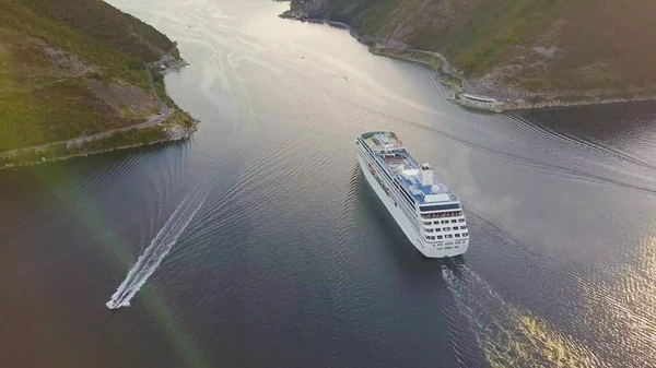 Büyük beyaz yolcu gemisi Kotor Körfezi 'ndeki Verige Boğazı' na giriyor. Hava görünümü