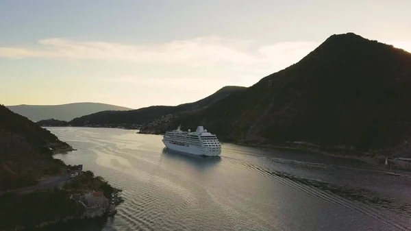 Lüks yolcu gemisi dağlar arasında Verige 'in dar geçitlerinde yüzüyor. Hava görünümü