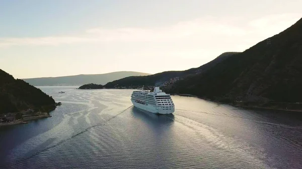 Beyaz yolcu gemisi dağlar arasında Verige 'in dar boğazlarında süzülüyor. Hava görünümü