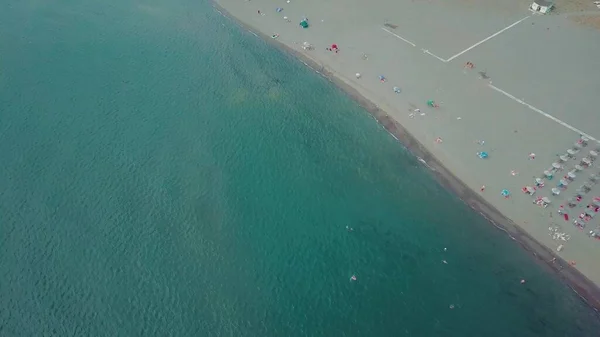 Uzun kumlu sahil boyunca uçuyorum. # Yüzmek ve insanları güneşlendirmek #