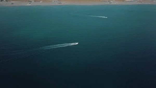 Adriyatik Denizi 'nde motorbolar. Karadağ 'ın Velika plajının hava manzarası