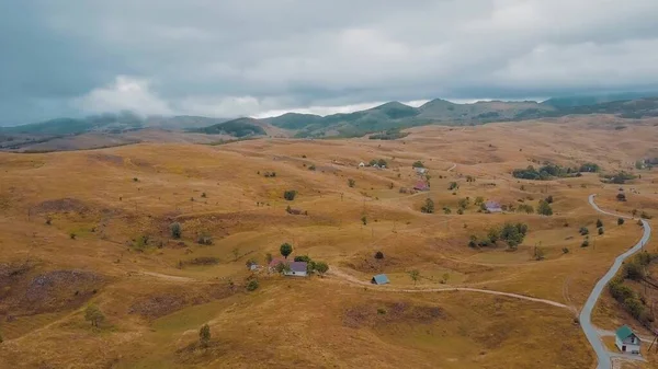 Küçük dağ köyünün havası. Sarı otlarla kaplı İskoçya yaylası