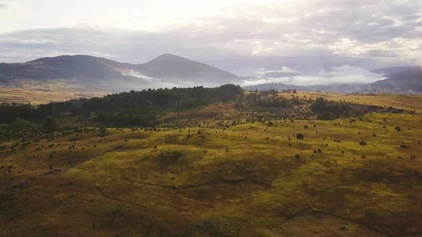 Fırtınadan sonra İskoçya manzarası. Uzakta sisli dağcılar var. Hava görüntüsü