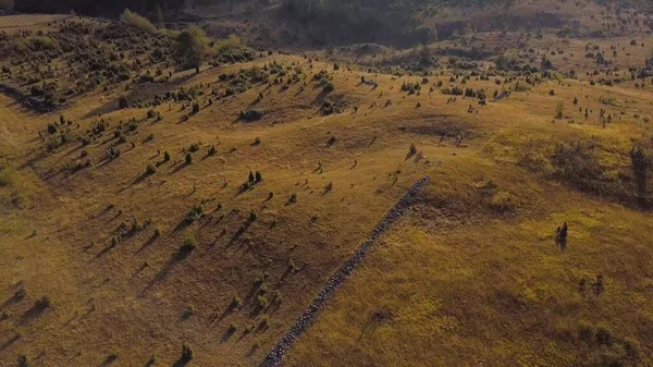 Pôr Sol Sobre Colina Coberta Arbustos Montanhas Enevoadas Distância Vista — Fotografia de Stock