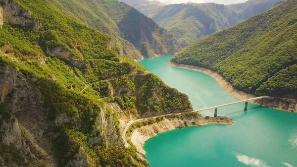 Most Přes Azurové Jezero Piva Mezi Sluncem Zalitými Zelenými Svahy — Stock fotografie