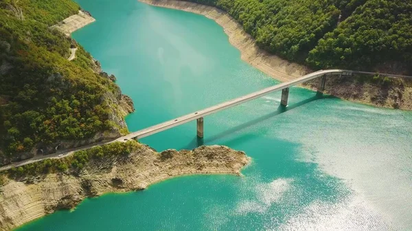 Piva Kanyonu 'ndaki su deposunun üzerindeki köprü. Karadağ 'da parlak güneşli dağların havası