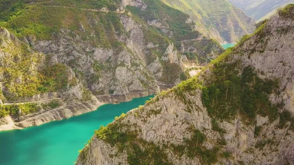 Gökyüzü manzarası yüksek bir kayanın arkasından gökyüzü Piva nehrinin üzerinde. Karadağ 'da güneşli bir gün