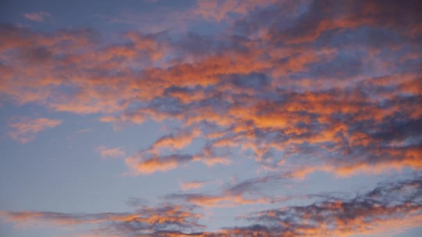 Puesta de sol con hermoso cielo azul — Vídeo de stock