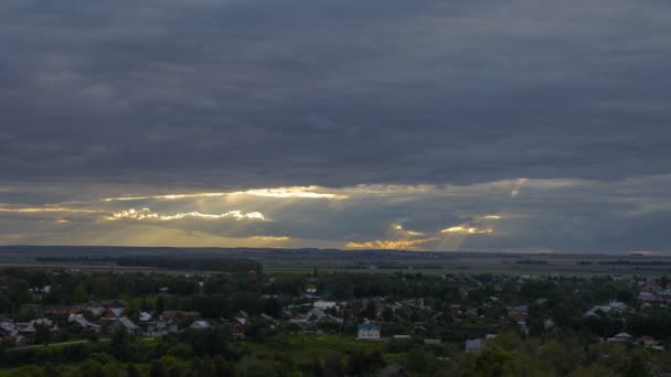 Yaz günbatımı manzara cennetten gökyüzü ışık ile köy ile — Stok video