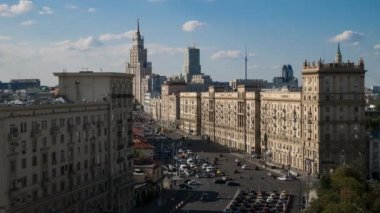 Trafik sıkışıklığı. Bitirim. Arabalar. Kentsel sahne.