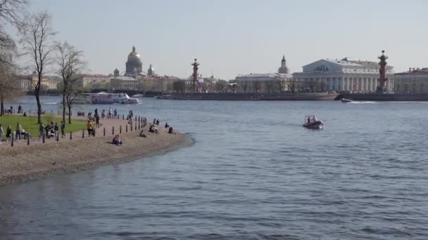 Escénico panorama de verano de la arquitectura del casco antiguo, vista desde el río Neva en San Petersburgo, Rusia en 2015 — Vídeos de Stock