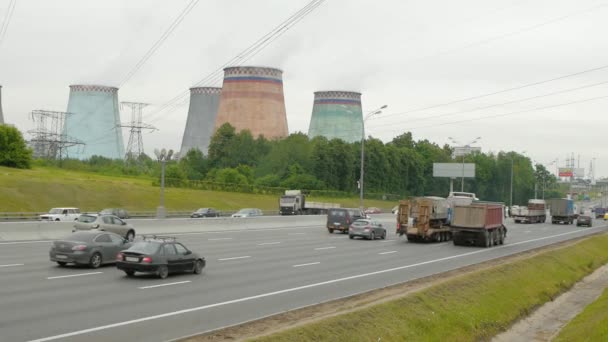 MOSCÚ / RUSIA - SEP 28 2015: Sobrellenado de carreteras. Circunvalación que rodea las partes de la ciudad de Moscú, la capital de Rusia . — Vídeos de Stock