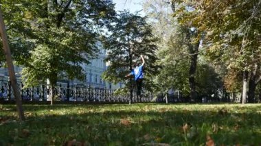 Adam bir slackline Dengeleme