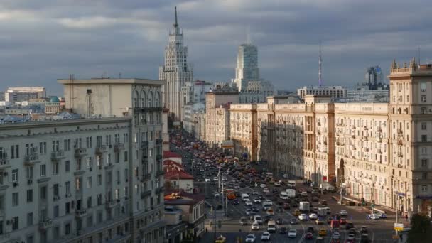 Busy day traffic, Establishing shot. Moscow, Zemlyanoy val, Garden Ring road — Stock Video