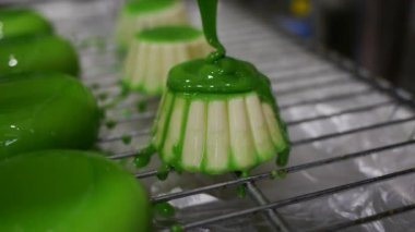 Ayna sır içinde beyaz köpük ile kek yapmak