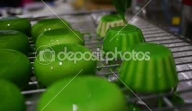 Ayna sır içinde beyaz köpük ile kek yapmak