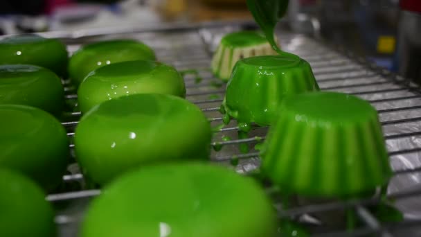 Gâteau avec mousse blanche dans la glaçure miroir — Video