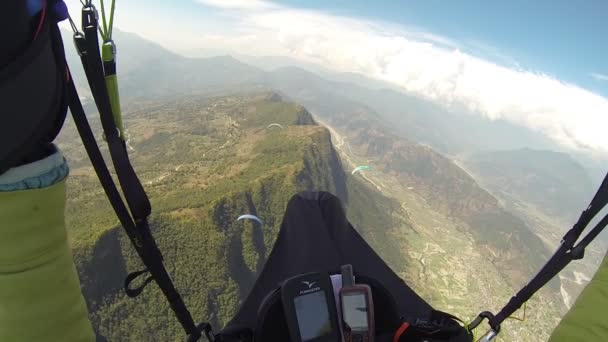 Pov Gleitschirmfliegen am Himmel annapurna pokhara, nepal, himalayas — Stockvideo