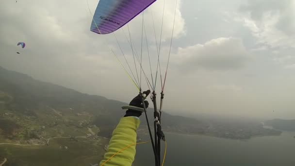 Pov 滑翔伞在天空安纳布尔纳博克拉、 尼泊尔喜马拉雅山 — 图库视频影像