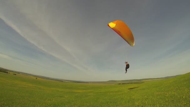 Paragliden in de blauwe lucht — Stockvideo