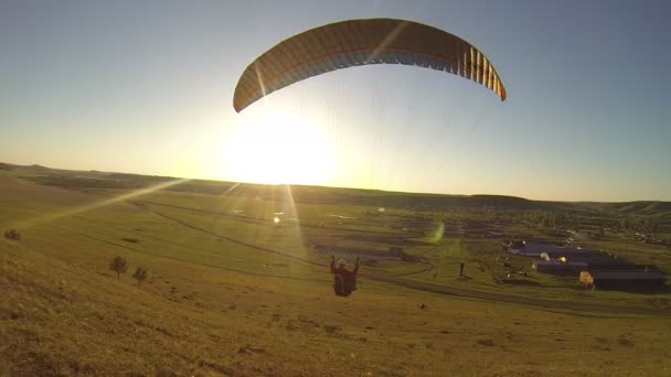 Skärmflygning på soluppgången — Stockvideo
