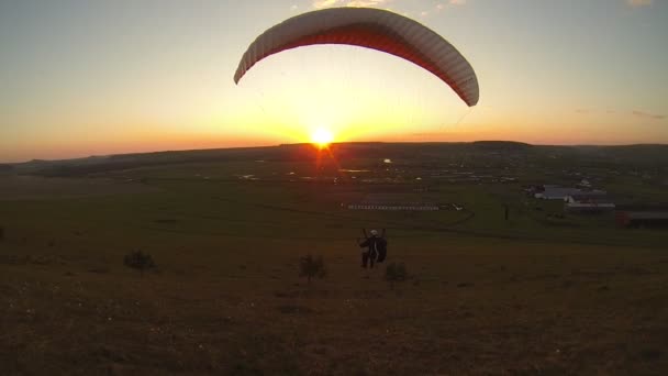 Skärmflygning på soluppgången — Stockvideo