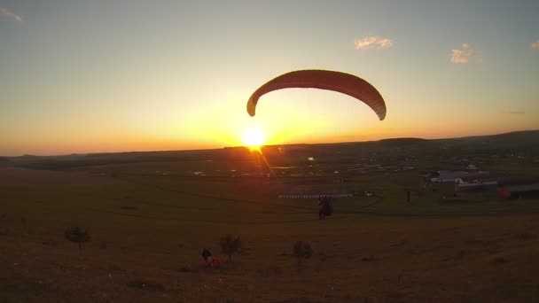 Skärmflygning på soluppgången — Stockvideo