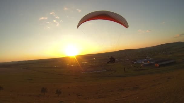 Політ на параплані на схід сонця — стокове відео