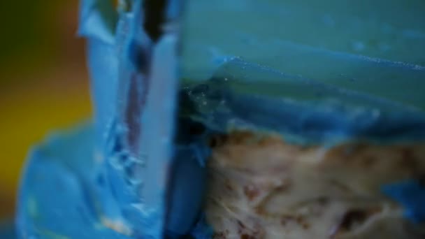 Нанесение крема на торт — стоковое видео