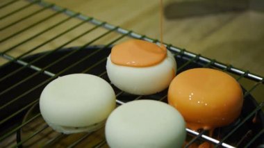 Ayna sır içinde beyaz köpük ile kek yapmak