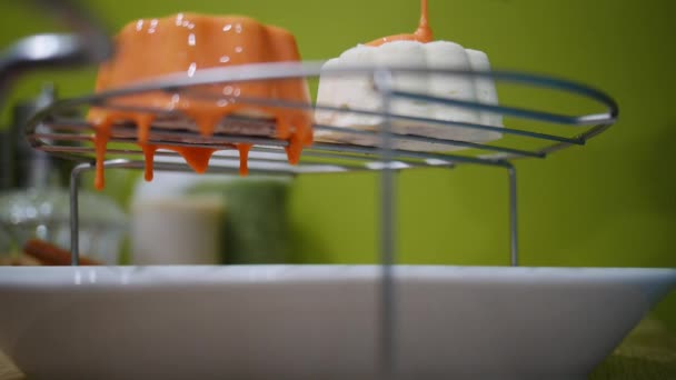 Gâteau avec mousse blanche dans la glaçure miroir — Video