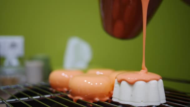 Gâteau avec mousse blanche dans la glaçure miroir — Video