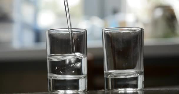 verser le verre avec de l'alcool 