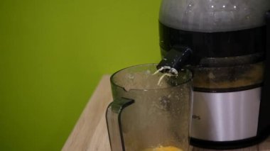 ağır çekim juicer gelen suyu bir fincan içine dökülür. Yakın çekim.