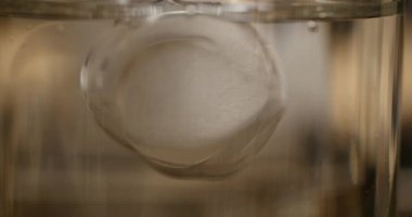 Soda su ve buz ile cam yakın çekim